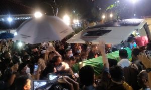 Keluarga Oded M Danial dan iring-iringan rombongan lainnya pergi meninggalkan Pendopo Kota Bandung sambil diiringi isak tangis.