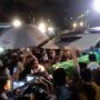 Keluarga Oded M Danial dan iring-iringan rombongan lainnya pergi meninggalkan Pendopo Kota Bandung sambil diiringi isak tangis.