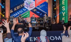 Menteri Pariwisata dan Ekonomi Kreatif Sandiaga Salahuddin Uno bersama Menteri Pariwisata RI periode 2014-2019 Arief Yahya dan Kepala Badan Ekonomi Kreatif periode 2015-2019 Triawan Munaf dalam bincang-bincang Pekan Puncak Apresiasi Kreasi Indonesia (AKI) 2021, Jumat (10/12/2021). (ANTARA/HO)