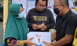 Ketua Relawan Airlangga Hartarto Jabar Djoko Roespinoedji, saat menyalurkan sembako kepada warga terdampak erupsi Gunung Semeru, Kamis (9/12).