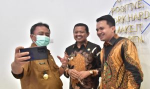 Bupati Sumedang, Dony Ahmad Munir, tengah menerima kunjungan kerja Wakil Bupati Bandung, Syahrul Gunawan, dalam rangka studi banding transformasi digital dan penerapan SAKIP Desa. Sumedang (7/12/2021)