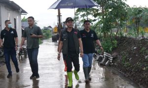 Bupati Bandung Dadang Supriatna langsung melakukan peninjauan banjir di Cileunyi Wetan di tengah hujan yang masih mengguyur, Minggu (12/12).