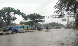 GEDEBAGE BANJIR: Genangan di perempatan Gedebage, Jalan Soekarno Hatta, Kota Bandung, Minggu (12/12).