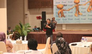 Polemik Bintek Aparatur Pemerintah Sumedang ke Pangandaran, Begini Tanggapan Anggota DPRD Wakil Bupati Sumedang, Erwan Setiawan saat memberikan materi pelatihan aparatur kepala desa di Pangandaran. (Istimewa)