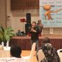 Wakil Bupati Sumedang, Erwan Setiawan saat memberikan materi pelatihan aparatur kepala desa di Pangandaran. (Istimewa)