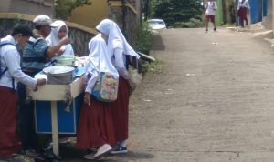 Korban Pelecehan Seksual di Sumedang Akan Dirangkul Pihak Pondok Secara Gratis Ilustrasi: Anak SD saat membeli makanan usai pulang sekolah. (Jabar Ekspres)