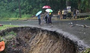 Ruas Jalan Talaga-Majalengka Ambles, Dinas BMPR Jabar "Gercep" Monitoring TERGERUS BANJIR: Kondisi badan jalan di ruas jalan Talaga-Majalengka paska longsor akibat tergerus banjir (Humas Dinas BMPR Jabar)