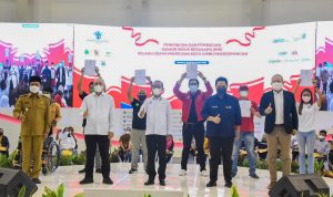 Kemenkop UKM Bagikan NIB Bagi Pelaku UMKM di Kabupaten Bandung Kemenkop UKM) bagikan Nomor Induk Berusaha (NIB) bagi para pelaku Usaha Mikro Kecil dan Menengah (UMKM) Kabupaten Bandung di Kawasan Sarana Olahraga (SOR) Jalak Harupat, Kutawaringin, Senin (13/12).