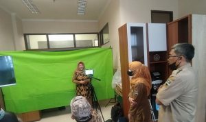 Sejumlah Guru Lakukan Simulasi Pengambilan Video untuk Program TVUPI Android-Ios sebagai Layanan PJJ