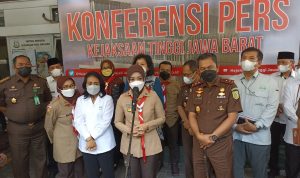Dituduh Tutupi Kasus Pencabulan 13 Santriwati, Begini Kata Atalia Praratya Istri Ridwan Kamil, Atalia Praratya saat memberikan penjelasan kasus pencabulan di Bandung. Selasa (14/12). (Foto: Sandi Nugraha)