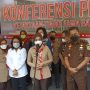 Istri Ridwan Kamil, Atalia Praratya saat memberikan penjelasan kasus pencabulan di Bandung. Selasa (14/12). (Foto: Sandi Nugraha)