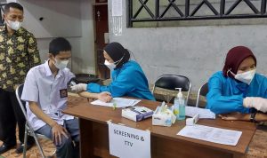 Lansia dan ABK dari SLB di 3 Kecamatan Ikuti Vaksinasi Dosis Kedua Salah satu anak disabilitas mengikuti vaksinasi. (Yully S Yulianty/Jabar Ekspres)