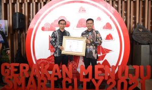 Bupati Bandung Dadang Supriatna menerima piagam penghargaan program Gerakan Menuju 100 Smart City