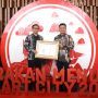 Bupati Bandung Dadang Supriatna menerima piagam penghargaan program Gerakan Menuju 100 Smart City