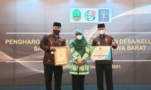 Kepala Bagian Hukum, Setda Kota Depok, Salviadona Tri Partita (tengah) bersama Lurah Rangkapan Jaya Baru, Boni Sobari Kusumah dan Camat Pancoran Mas, Syaiful Hidayat (istimewa).