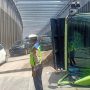 Anggota polisi tengah mengatur arus lalu lintas setelah sebuah truk mengalami kecelakaan di Nagreg.
