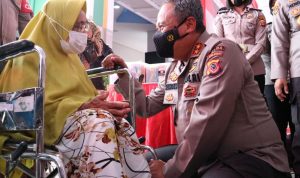 Kapolda Jabar Irjen Pol Suntana memberikan bantuan pada lansia saat pelaksanaan vaksinasi massal di SMP Prima Cendekia Islami. (Yully S Yulianty/Jabar Ekspres)