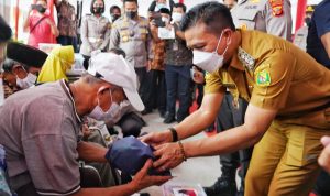 Bupati Bandung, Dadang Supriatna saat mendampingi Kapolda Jabar Suntana, meninjau pelaksanaan vaksinasi massal di SMP Prima Cendekia Islami, Baleendah, Kamis (16/12).