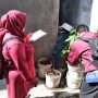Petugas sedang memantau rumah warga Padasuka Cimahi untuk pencegahan DBD di lingkungannya, Jumat (17/12).