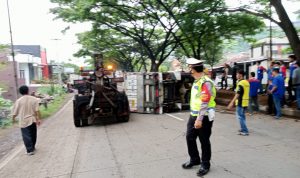 Melaju dengan Kecepatan Tinggi, Hino 300 Box Terguling di Cicalengka Kanit Lantas Polsek Cicalengka, AKP Mohamad Abdullah atau akrab disapa Chevy saat mengamankan TKP kecelakaan tunggal di Jalan Raya Bypas. (Istimewa)