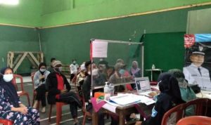 Kegiatan vaksinasi warga di GOR Desa Cicalengka Wetan, Kecamatan Cicalengka, Kabupaten Bandung.