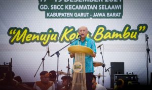 Menteri Koperasi dan UKM Teten Masduki acara pembukaan Selaawi Bamboo Festival 2021 di Gedung Selaawi Bamboo Creative Center (SBCC), Kecamatan Selaawi, Kabupaten Garut, Jawa Barat, Sabtu (18/12). ANTARA/HO-KemenkopUKM