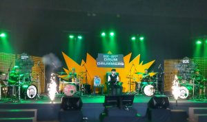 Ngedrum Skool Ingin Kota Lain Bisa Mengikuti Program "Drum for Drumers" Penampilan Leon Koil (kiri), Sandy Pasband (kedua dari kiri), Dino Kuburan (tengah), Oki Jasad (kedua dari kanan), dan Obo Sendal Jepit (kanan) saat menabuh drum di acara 'drum for drumers' di De Majestic, Jalan Braga No 1, Kota Bandung, Sabtu (18/12) malam. (Foto: Yuga Hassani/Jabar Ekspres)