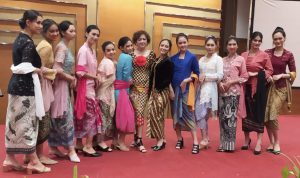 Modeling LKP RMA Penting Ikuti Kelas Advance Bunda Revi Lantika foto bersama para modeling binaan LKP RMA Kota Bandung di Hotel Savoy Homann Bandung, Minggu (12/12).