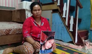 Ibu korban, Suryati, 41, warga Kampung Tegal Lame, RT02 RW07, Desa Ciaro, Kecamatan Nagreg, Kabupaten Bandung saat ditemui di kediamannya. (Jabar Ekspres)