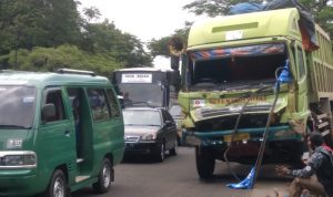 Diduga Rem Blong, Truk Mundur di Tanjakan Nagrog Hingga Tabrakan Beruntun