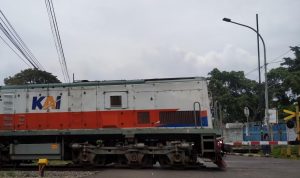 Salah satu Kereta Api Indonesia sedang melintas di perlintasan Gedebage, Kota Bandung, Senin (20/12). (Foto: Yuga Hassani/Jabar Ekspres)