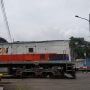 Salah satu Kereta Api Indonesia sedang melintas di perlintasan Gedebage, Kota Bandung, Senin (20/12). (Foto: Yuga Hassani/Jabar Ekspres)
