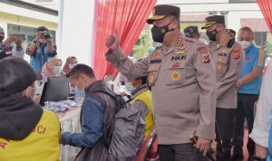 Polda Jabar Akan Berikan Sembako Usai Masyarakat Vaksinasi Kapolda Jabar saat meninjau Kegiatan Vaksinasi di Mapolrestabes Bandung. Senin (20/12)