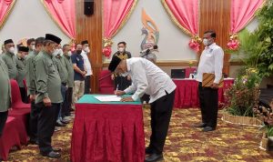 Bupati Bandung Dadang Supriatna usai melantik pengurus Apdesi Kabupaten Bandung, Minggu (19/12) malam.