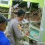 Petugas melakukan pemeriksaan kondisi bangunan Puskesmas Mekarmukti, Kabupaten Garut yang roboh setelah diterjang longsoran tanah tebing. ANTARA/HO-Polres Garut