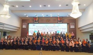 Ini Harapan DPAPMK Kota Depok kepada Wisudawan Sekolah Ayah Bunda Sesi foto bersama para alumni Sekolah Ayah Bunda (Diskominfo)