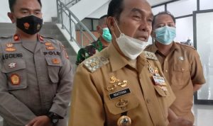 Plt Wali Kota Cimahi Ngatiyana ditemui usai rapat evaluasi PPKM Nataru dan PPKM Level 2, Senin (20/12). (Intan Aida/Jabar Ekspres)