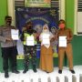 Camat Cimanggung, Kabupaten Sumedang, Dikdik Syeh Rizki (kanan) saat foto bersama usai pelaksanaan vaksinasi tahap dua bagi tenaga publik di SDN Parakanmuncang II.