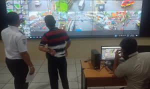 Petugas Dishub Sumedang saat melakukan pemantauan lajur lalu lintas. *Istimewa
