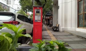 Salah satu mesin parkir berdiri di Jalan Braga, Kota Bandung, Selasa (21/12). (Foto: Yuga Hassani/Jabar Ekspres)
