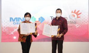 Direktur Consumer Service Telkom Venusiana (kiri) bersama Executive Chairman MNC Group Hary Tanoesoedibjo usai penandatanganan Nota Kesepahaman (Memorandum of Understanding) antara PT Telkom Indonesia (Persero) Tbk (Telkom) melalui layanan fixed broadband IndiHome dan PT Global Mediacom Tbk (MNC Media), penyedia layanan media streaming digital linear TV dan Video on Demand di Jakarta, Selasa (21/12).