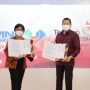 Direktur Consumer Service Telkom Venusiana (kiri) bersama Executive Chairman MNC Group Hary Tanoesoedibjo usai penandatanganan Nota Kesepahaman (Memorandum of Understanding) antara PT Telkom Indonesia (Persero) Tbk (Telkom) melalui layanan fixed broadband IndiHome dan PT Global Mediacom Tbk (MNC Media), penyedia layanan media streaming digital linear TV dan Video on Demand di Jakarta, Selasa (21/12).