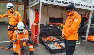 Kepala Basarnas Kantor SAR Bandung, Deden Ridwansah (kanan) saat memantau personil memeriksa alut.