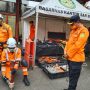 Kepala Basarnas Kantor SAR Bandung, Deden Ridwansah (kanan) saat memantau personil memeriksa alut.
