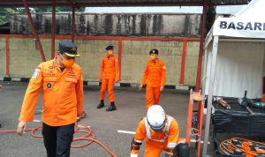 Kepala Basarnas Kantor SAR Bandung, Deden Ridwansah (kiri) saat memantau pemeriksaan alut oleh personil SAR.