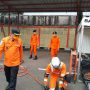 Kepala Basarnas Kantor SAR Bandung, Deden Ridwansah (kiri) saat memantau pemeriksaan alut oleh personil SAR.