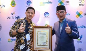 Hengky Kurniawan Raih Penghargaan Tokoh Literasi Digital Hengky Kurniawan raih penghargaan Tokoh Literasi Digital dalam Festival Literasi Digital Jawa Barat 2021. (Foto: Prajab/Jabar Ekspres)