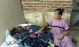 Miris! di Hari Ibu, Masih Ada yang Terlantarkan Orang Tua Terbaring Sakit Inggong seorang ibu dan orang tua yang diterlantarkan anaknya sedang terbaring sakit.
