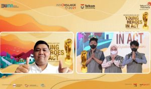 Inovasi My I-Pond Raih Penghargaan Best Of The Best dalam Anugerah Innovillage 2021 Direktur Human Capital Management Telkom Afriwandi (kiri) menyerahkan piala beserta dana pendidikan dan pengembangan proyek kepada pemenang Best of The Best Innovillage 2021 secara hybrid di Telkom Corporate University, Senin (20/12).