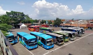 Sejumlah bus terparkir di Terminal Cicaheum, Kota Bandung. (Foto: Yuga Hassani/Jabar Ekspres)